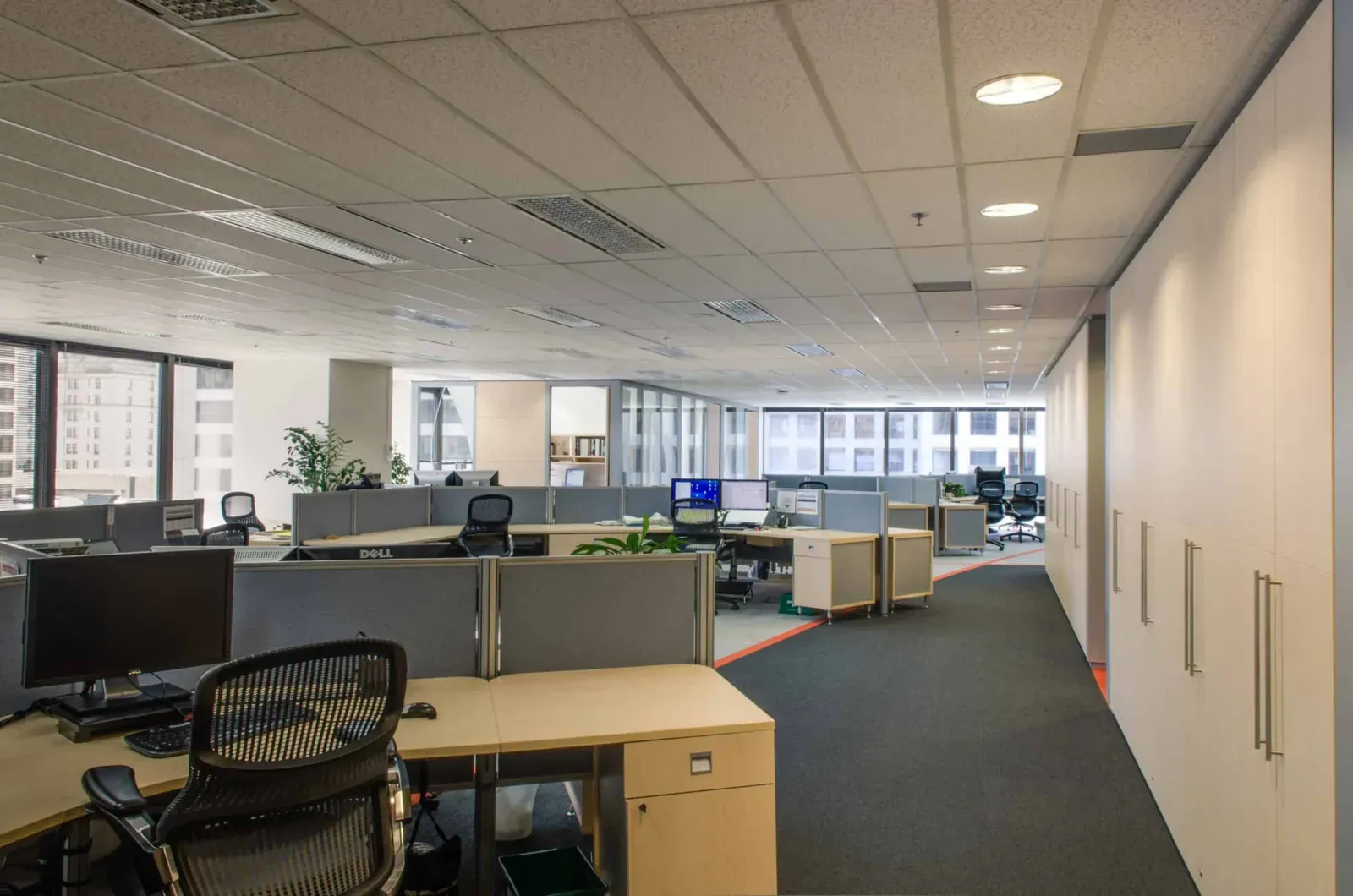 Bureaux à aire ouverte entretenus par Présta Nett Québec