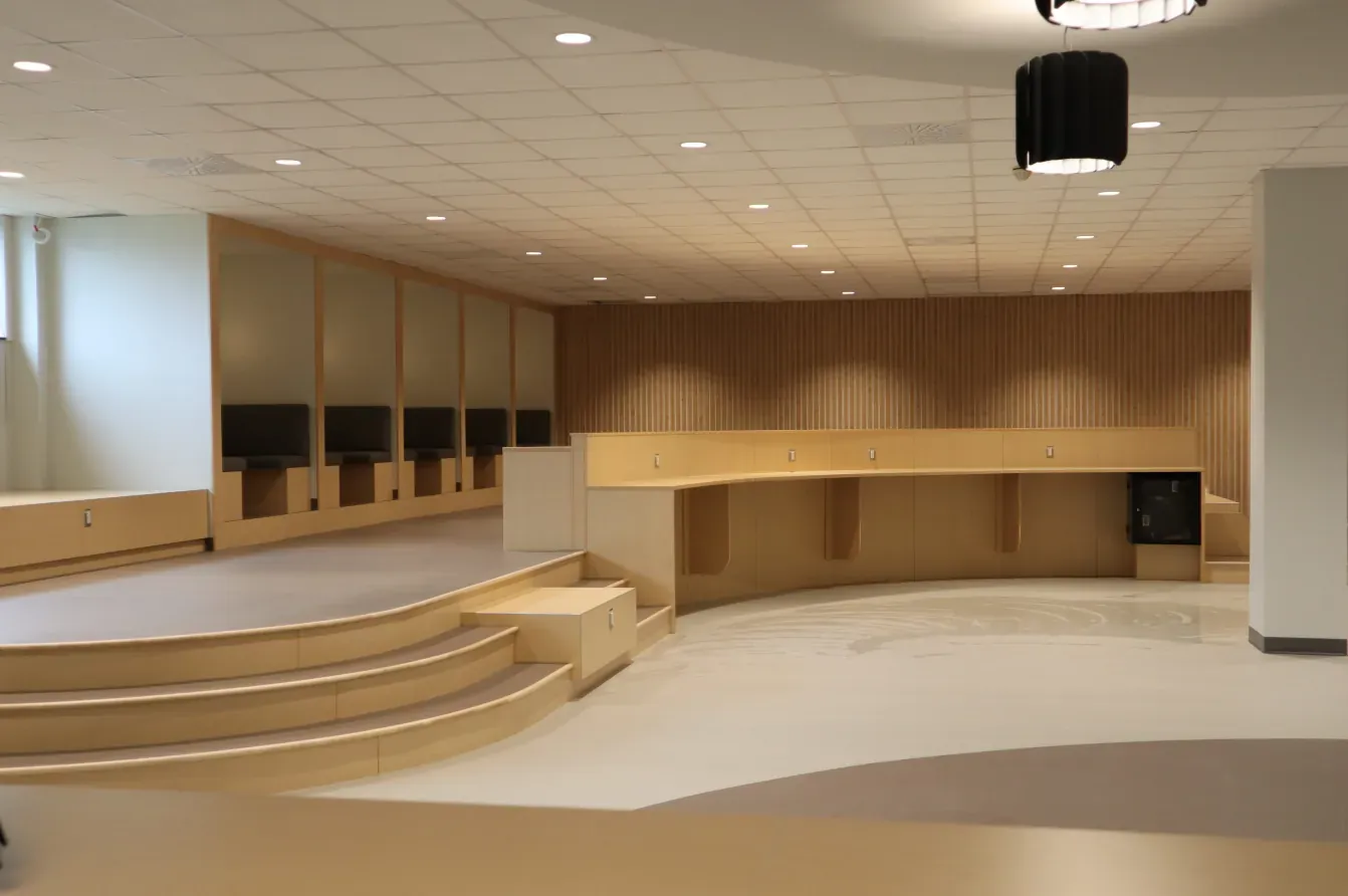 Salle multifonctionnelle commerciale nettoyée et finie par Présta Nett Québec
